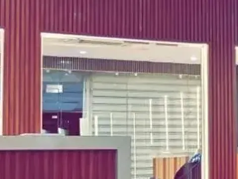 Front glazing, Inside: counter and display